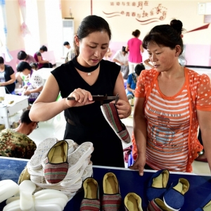 “扶贫车间”助力村民家门口就业