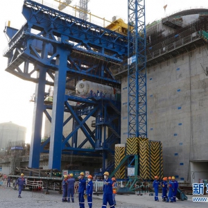 华龙一号”全球首堆示范工程主设备蒸汽发生器顺利吊装引入