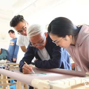 杭州男工绣唯一传人大学开课教刺绣