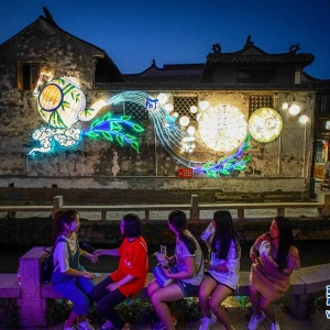 海峡两岸中秋灯会 亮相水乡周庄