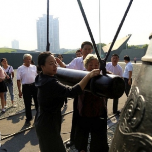 南京江东门纪念馆撞响和平大钟 祈愿和平
